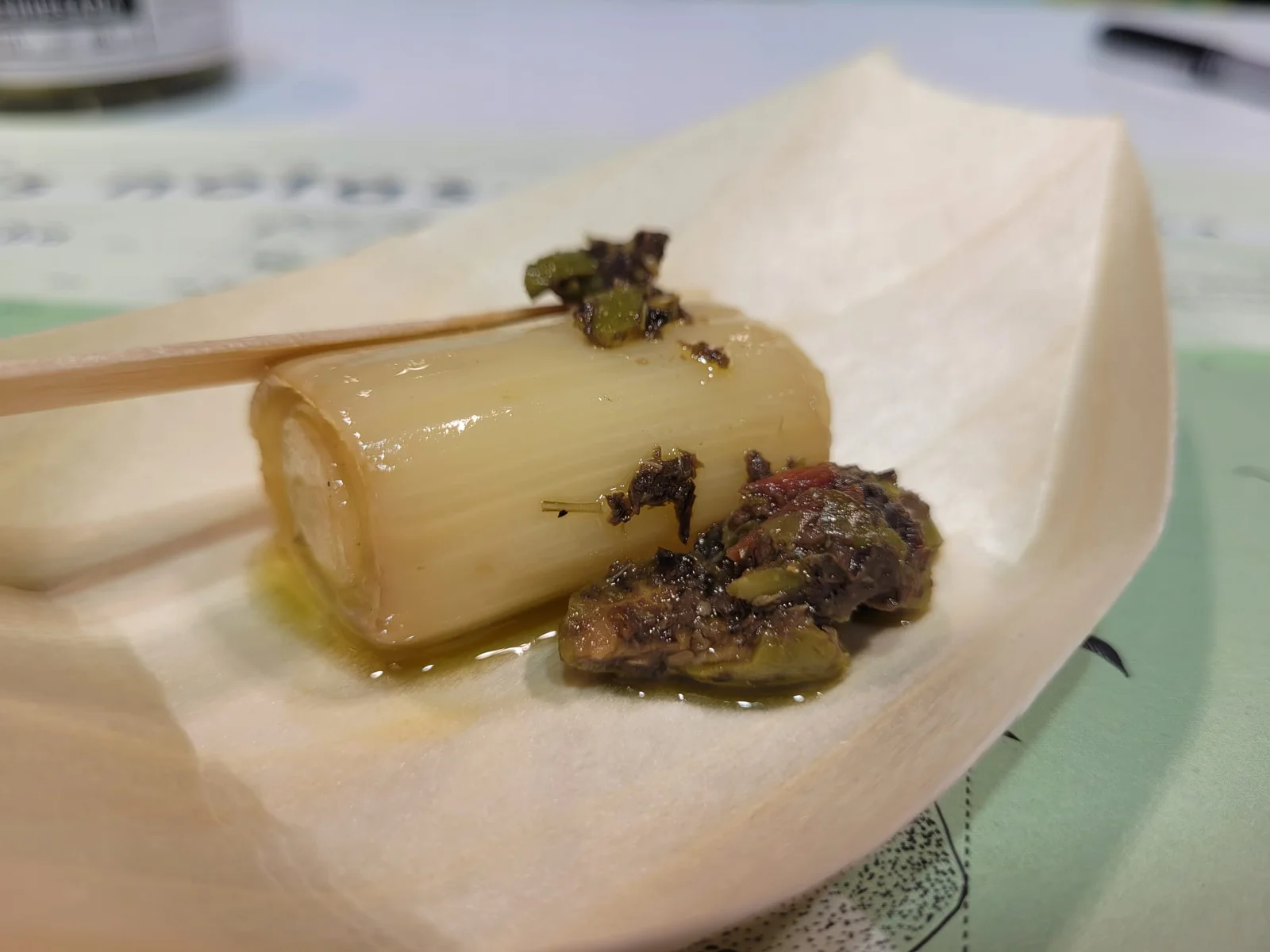 Puerro confitado con tapenade de aceituna Manzanilla de Sevilla